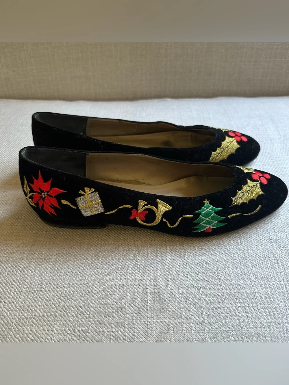 Women’s Black Velvet Holiday Ballet Flats with Embroidered Motifs size 9